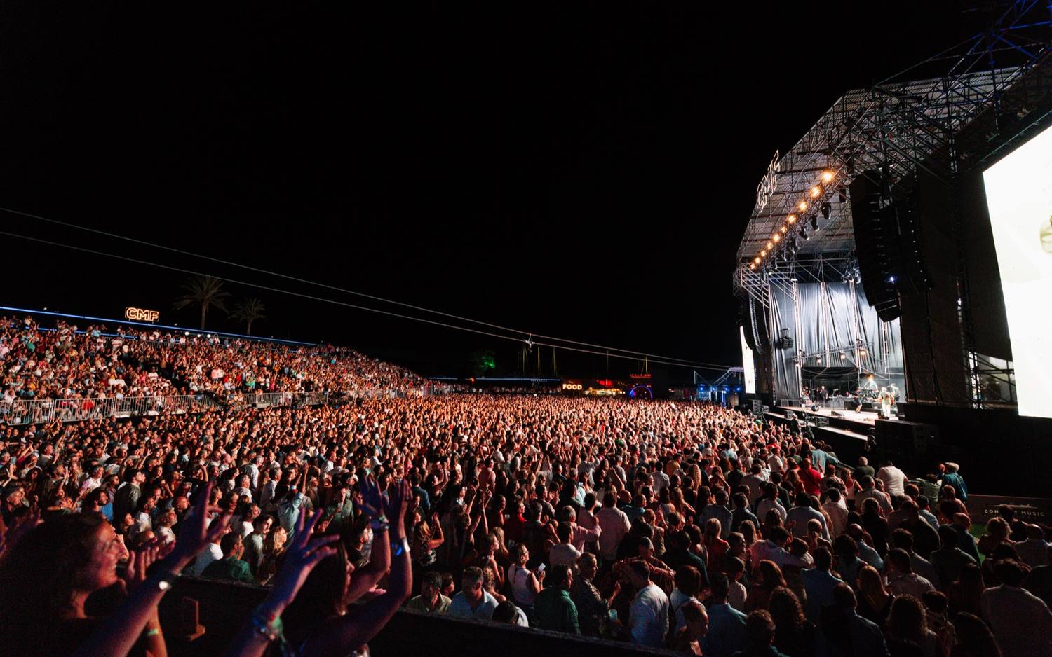 Escenario principal de un festival con el público al atardecer, cubierto por Linecam